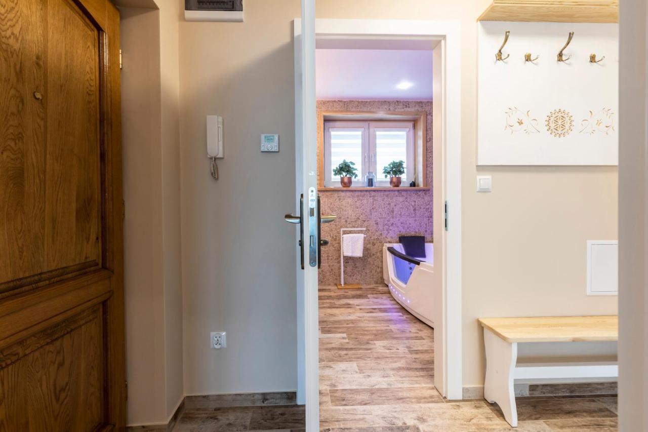 Bunia W Zakopanem Z Jacuzzi Apartment Luaran gambar